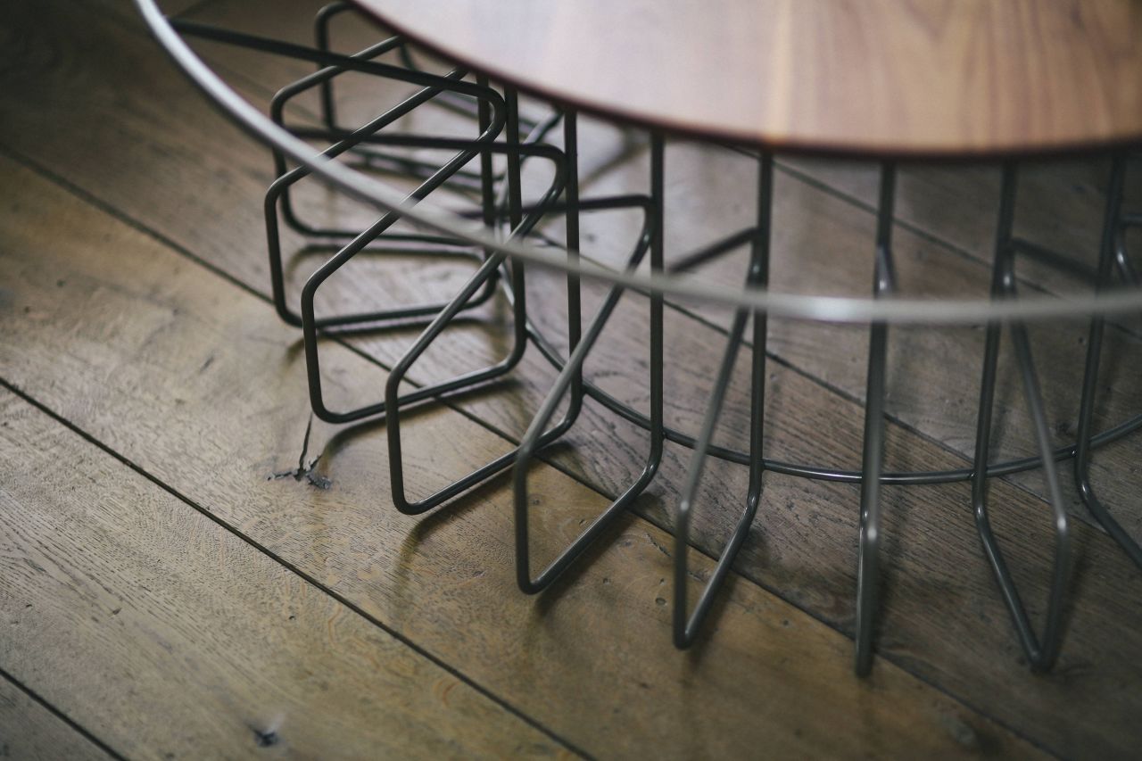 metalowy stół z drewnianym blatem